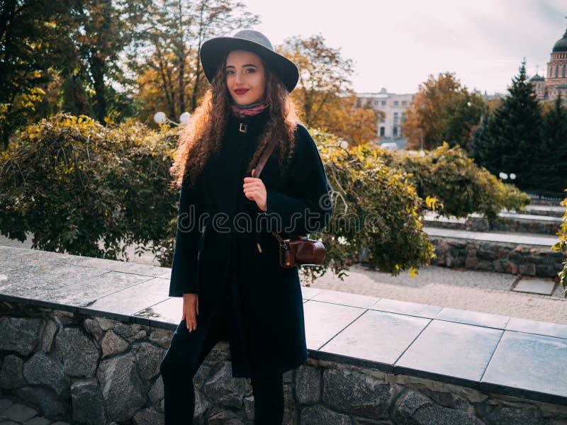 Bella ragazza in un cappotto fotografie stock libere da diritti