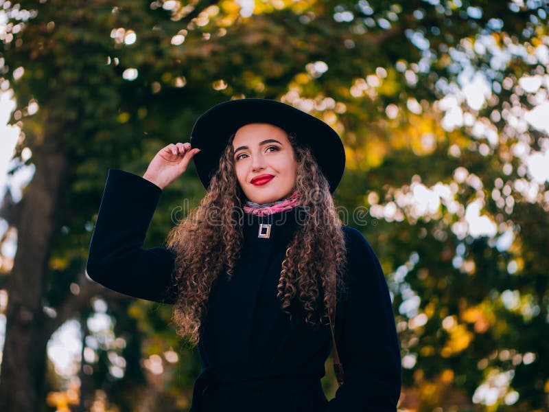 Bella ragazza in un cappotto immagini stock libere da diritti