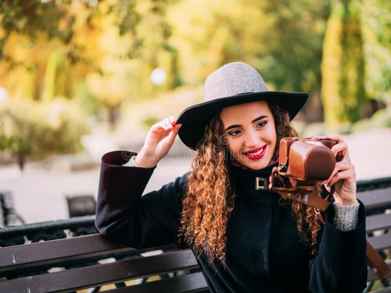 Bella ragazza in un cappotto immagini stock libere da diritti