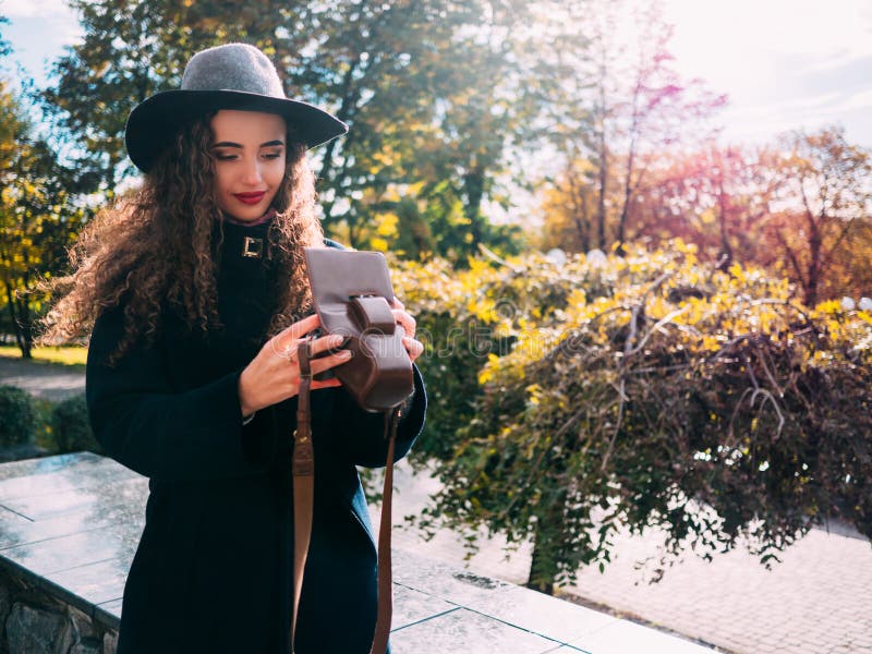 Bella ragazza in un cappotto fotografia stock libera da diritti