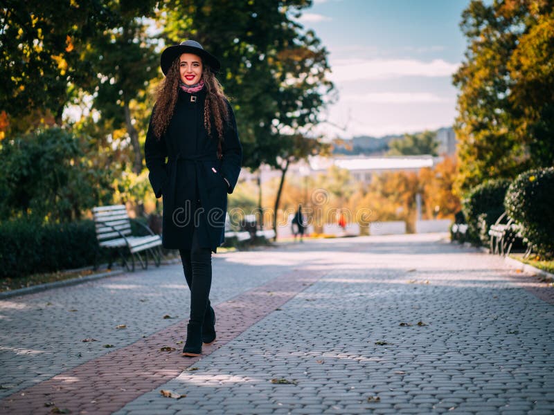 Bella ragazza in un cappotto fotografia stock libera da diritti