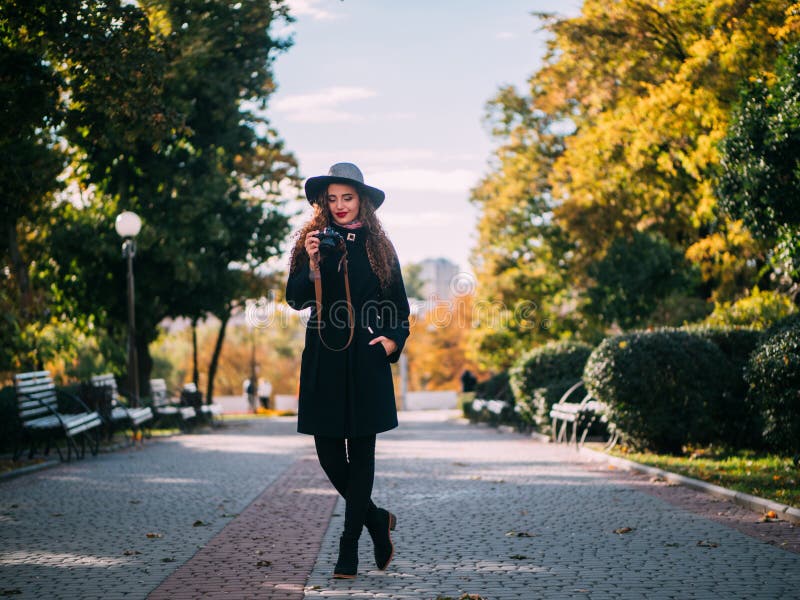 Bella ragazza in un cappotto fotografia stock libera da diritti
