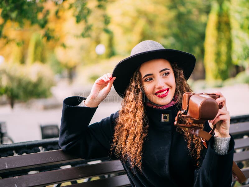 Bella ragazza in un cappotto immagini stock