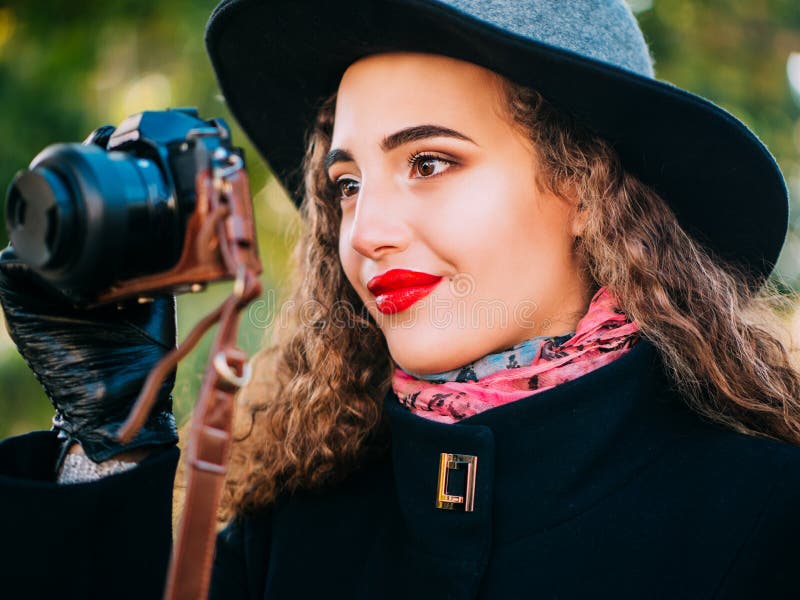 Bella ragazza in un cappotto fotografie stock libere da diritti