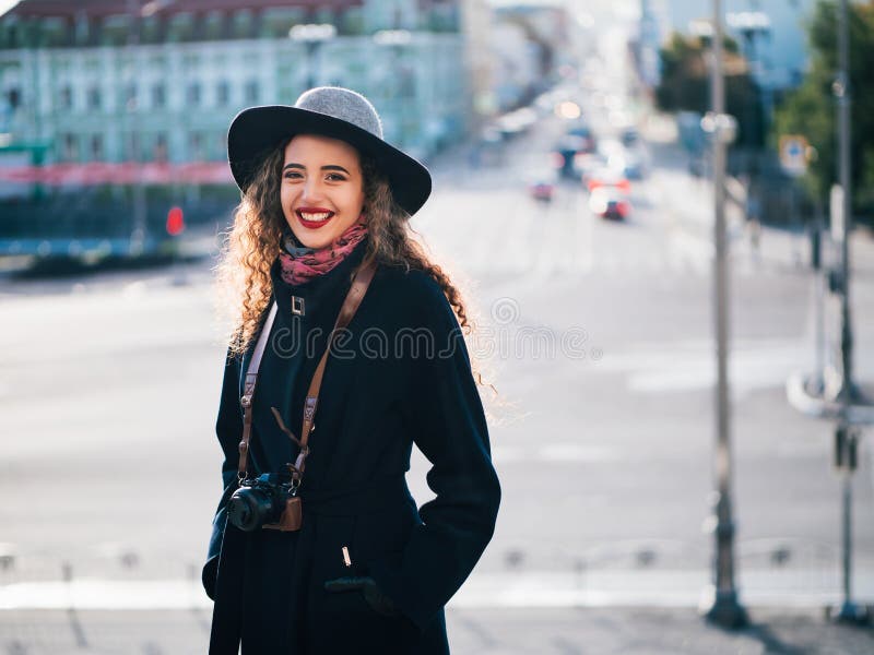 Bella ragazza in un cappotto immagine stock libera da diritti