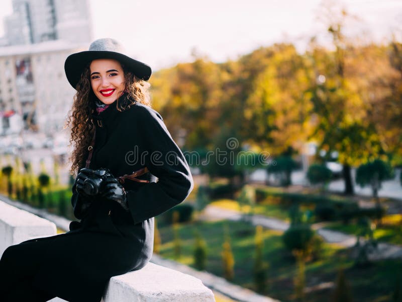 Bella ragazza in un cappotto immagine stock