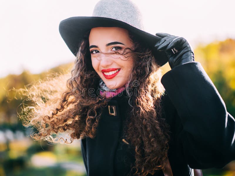 Bella ragazza in un cappotto fotografia stock