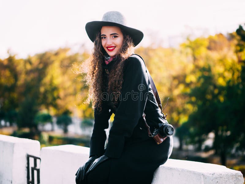 Bella ragazza in un cappotto immagini stock