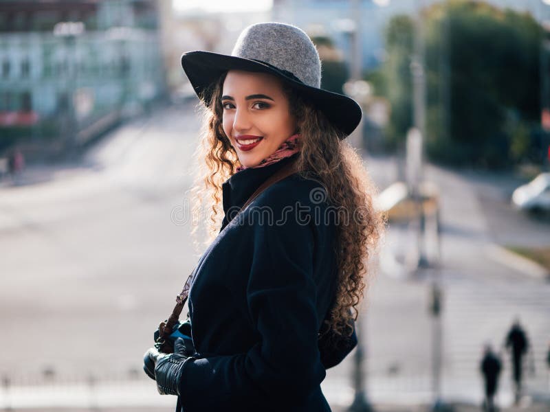 Bella ragazza in un cappotto fotografia stock libera da diritti