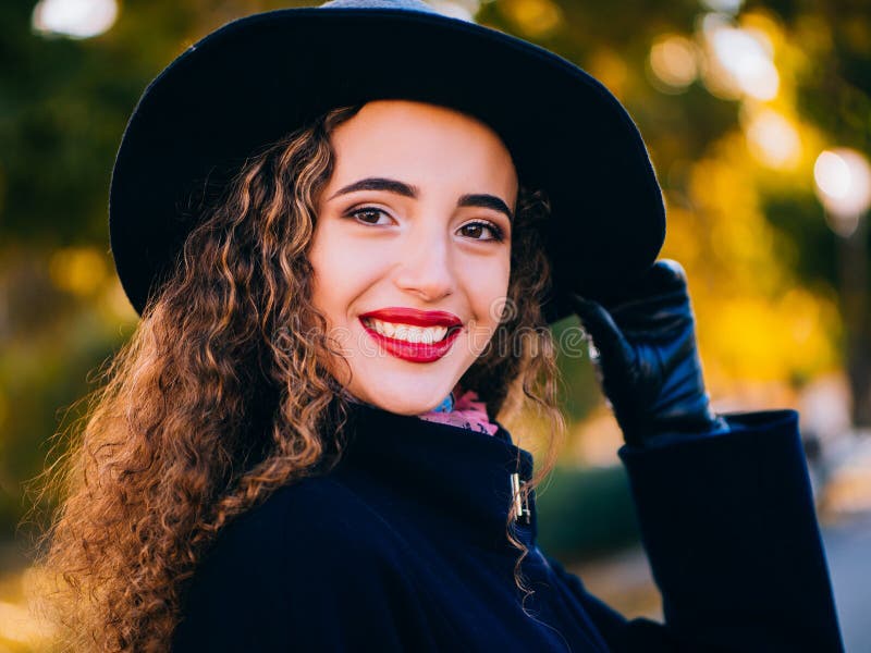Bella ragazza in un cappotto immagine stock