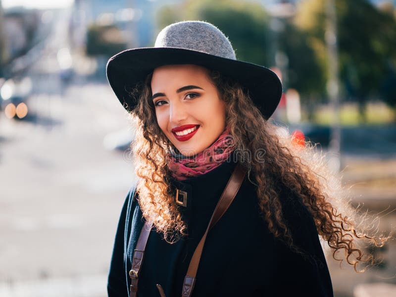 Bella ragazza in un cappotto immagini stock libere da diritti