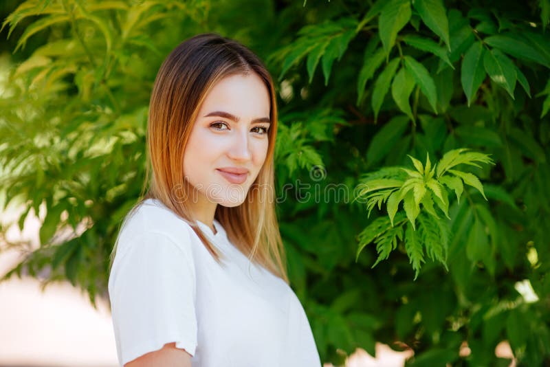 Bella ragazza in un parco verde fotografie stock libere da diritti Bella ragazza in un parco verde fotografie stock libere da diritti