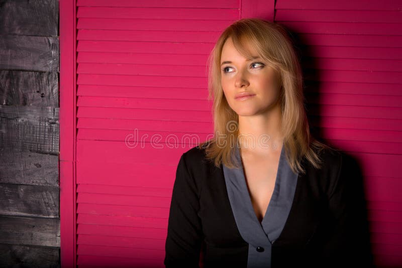 Bella ragazza in un vestito immagine stock libera da diritti Bella ragazza in un vestito immagine stock libera da diritti