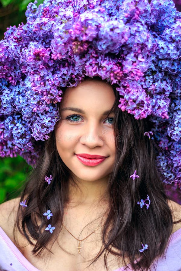 Bella ragazza in una corona del lillà fotografia stock libera da diritti Bella ragazza in una corona del lillà fotografia stock libera da diritti