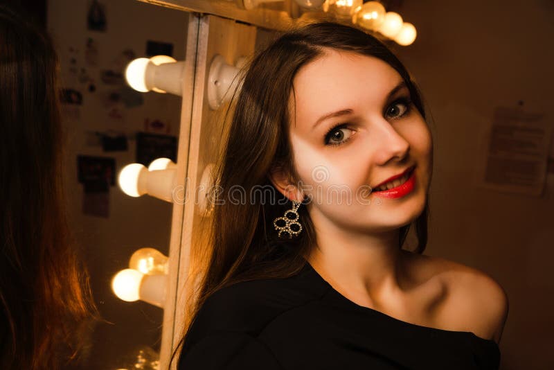Bella ragazza in uno spogliatoio immagini stock