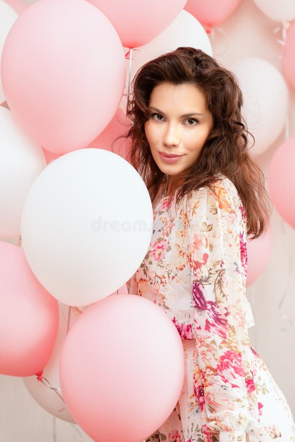 Bella ragazza in vestito con i palloni sul compleanno Ritratto della donna sveglia con il pallone multicolore Brunette sveglio immagini stock libere da diritti Bella ragazza in vestito con i palloni sul compleanno Ritratto della donna sveglia con il pallone multicolore Brunette sveglio immagini stock libere da diritti