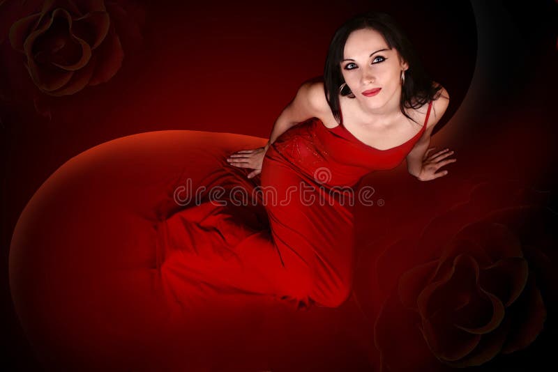 Bella ragazza in vestito rosso fotografia stock libera da diritti Bella ragazza in vestito rosso fotografia stock libera da diritti
