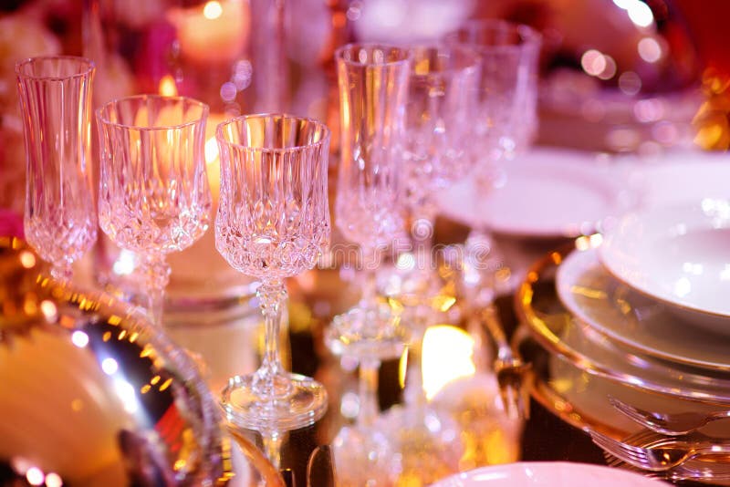 Bella regolazione della tavola con le terrecotte ed i fiori per un partito, il ricevimento nuziale o l'altro evento festivo