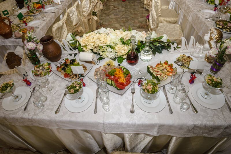 Bella regolazione della tavola con le terrecotte ed i fiori per un partito, il ricevimento nuziale o l'altro evento festivo Crist