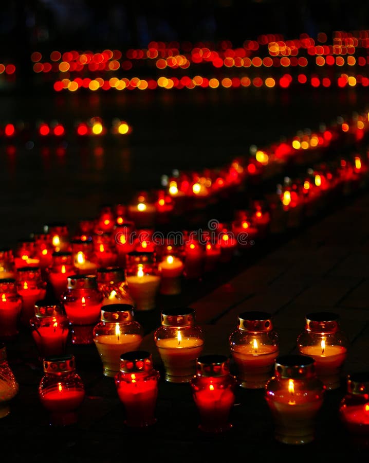 Bella riga delle candele funeree rosse immagini stock libere da diritti Bella riga delle candele funeree rosse immagini stock libere da diritti