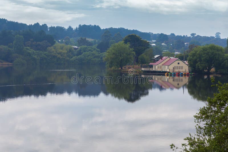 Bella rimessa per imbarcazioni sul lago Daylesford, Australia fotografie stock libere da diritti Bella rimessa per imbarcazioni sul lago Daylesford, Australia fotografie stock libere da diritti