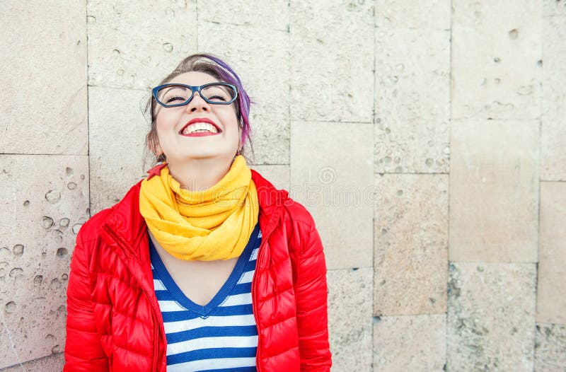 Bella risata felice della donna dei pantaloni a vita bassa di modo immagine stock libera da diritti Bella risata felice della donna dei pantaloni a vita bassa di modo immagine stock libera da diritti