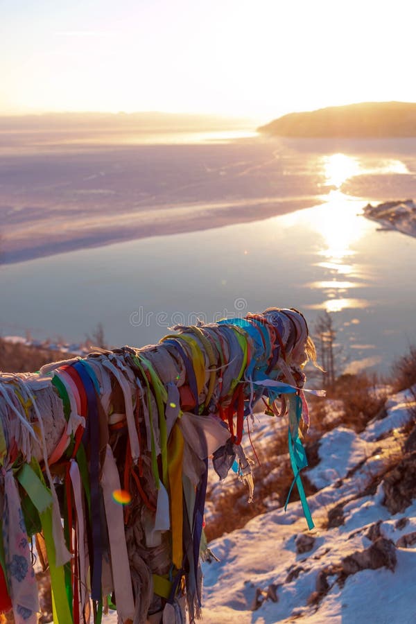 Bella scena del lago Baikal nell'inverno nell'uguagliare che luce di tramonto riflessa in acqua; e una certa area si trasforma in fotografia stock libera da diritti Bella scena del lago Baikal nell'inverno nell'uguagliare che luce di tramonto riflessa in acqua; e una certa area si trasforma in fotografia stock libera da diritti