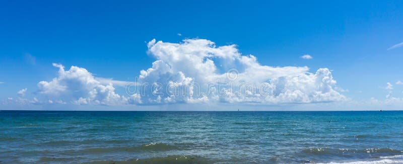 Bella scena dell'orizzonte & della vista sul mare dalla spiaggia del sud Hollywood, Florida U.S.A. di Miami Dania Cielo nuvoloso