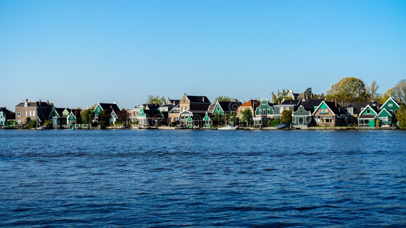 Bella scena olandese con le Camere tradizionali dal canale nei Paesi Bassi fotografia stock Bella scena olandese con le Camere tradizionali dal canale nei Paesi Bassi fotografia stock