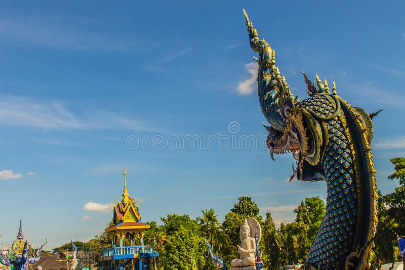 Bella scultura blu del naga con cielo blu e la nuvola bianca sulla t fotografia stock libera da diritti Bella scultura blu del naga con cielo blu e la nuvola bianca sulla t fotografia stock libera da diritti