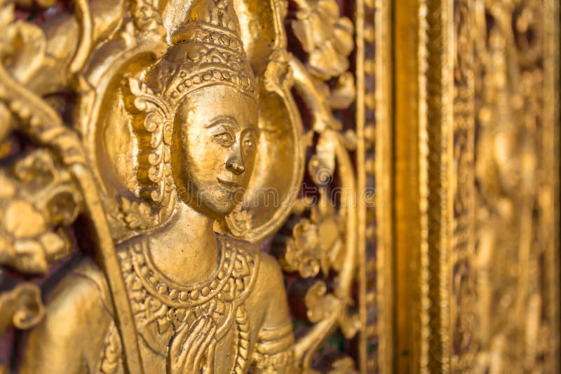 Bella scultura dorata sulla porta del tempio di Wat Sensoukharam in Luang Prabang fotografia stock Bella scultura dorata sulla porta del tempio di Wat Sensoukharam in Luang Prabang fotografia stock