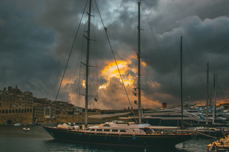 Bella sera in Senglea e vista al porticciolo fotografia stock libera da diritti Bella sera in Senglea e vista al porticciolo fotografia stock libera da diritti