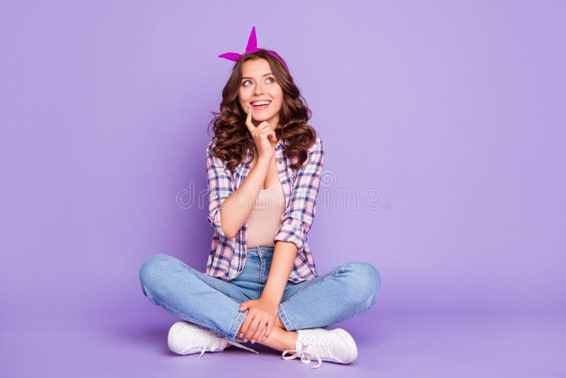 Bella signora adorabile piacevole splendida dolce a grandezza naturale nel chec immagini stock libere da diritti Bella signora adorabile piacevole splendida dolce a grandezza naturale nel chec immagini stock libere da diritti