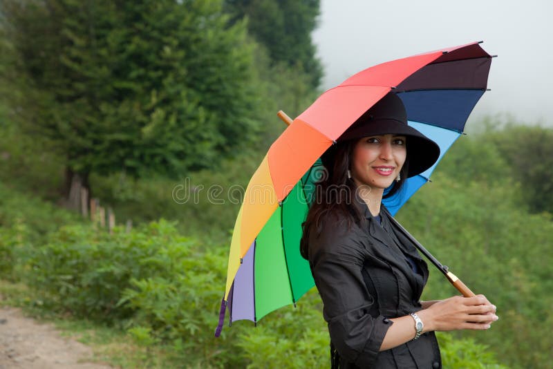 Bella Signora Con Il Cappello E L'ombrello Fotografia Stock - Immagine di  nebbia, nebbioso: 25508396
