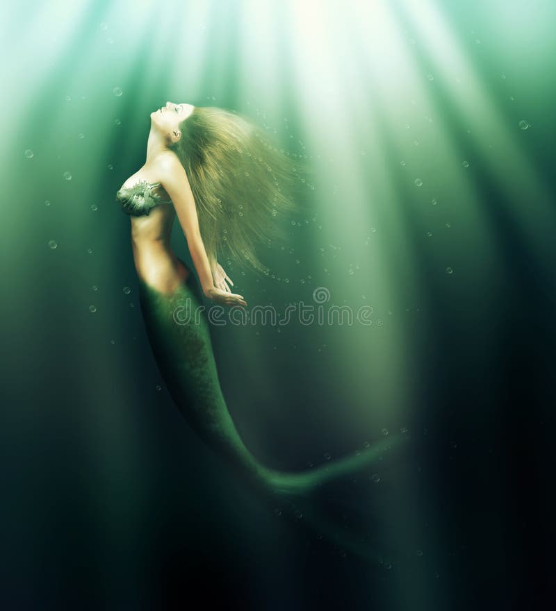 Bella sirena della donna con a coda di pesce fotografie stock libere da diritti Bella sirena della donna con a coda di pesce fotografie stock libere da diritti