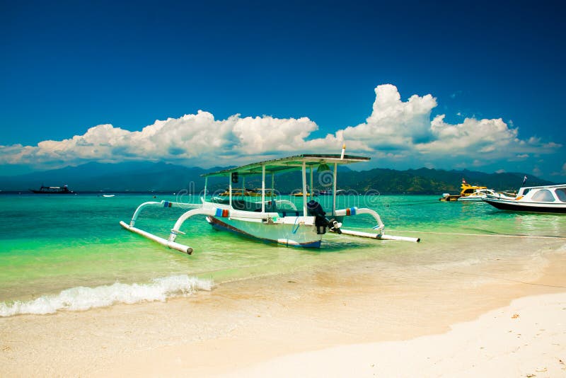 Bella spiaggia su Gili Trawangan con le piccole barche di legno variopinte, isole di Gili, Lombok, Indonesia
