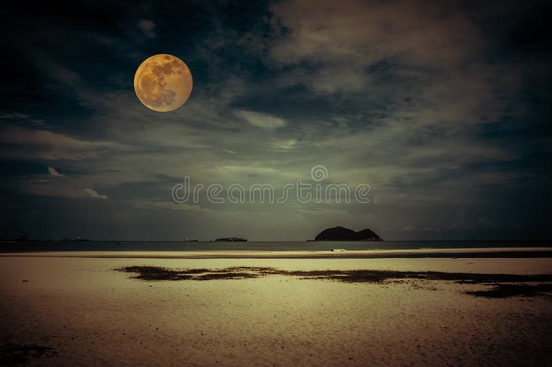 Bella spiaggia tropicale di vista sul mare nella notte Luna piena luminosa attraente sul cielo scuro con nuvoloso Fondo della nat immagini stock libere da diritti Bella spiaggia tropicale di vista sul mare nella notte Luna piena luminosa attraente sul cielo scuro con nuvoloso Fondo della nat immagini stock libere da diritti