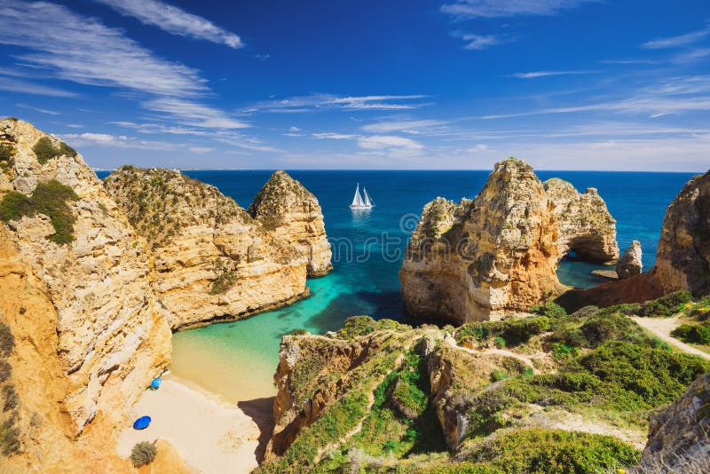 Bella spiaggia vicino alla città di Lagos, regione di Algarve, Portogallo fotografia stock Bella spiaggia vicino alla città di Lagos, regione di Algarve, Portogallo fotografia stock