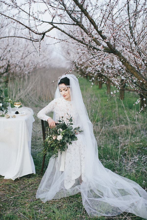 Bella sposa che si siede su una sedia fotografia stock libera da diritti Bella sposa che si siede su una sedia fotografia stock libera da diritti