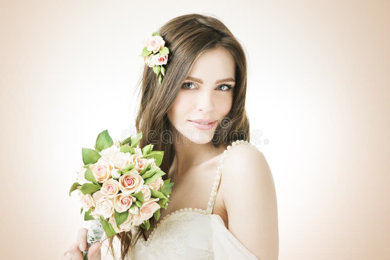 Bella sposa con il mazzo di nozze fotografia stock Bella sposa con il mazzo di nozze fotografia stock