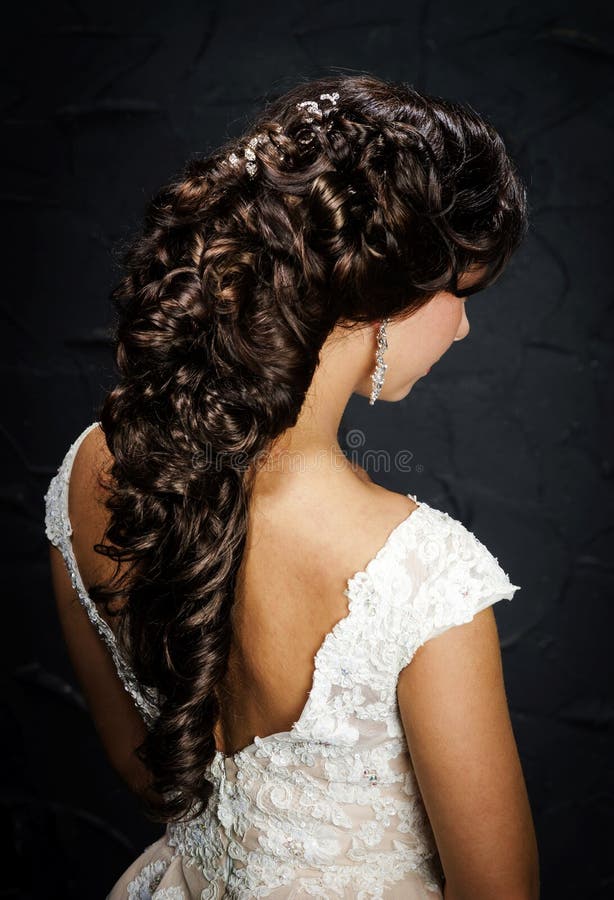 Bella sposa con nozze di modo stile capelli fotografia stock Bella sposa con nozze di modo stile capelli fotografia stock