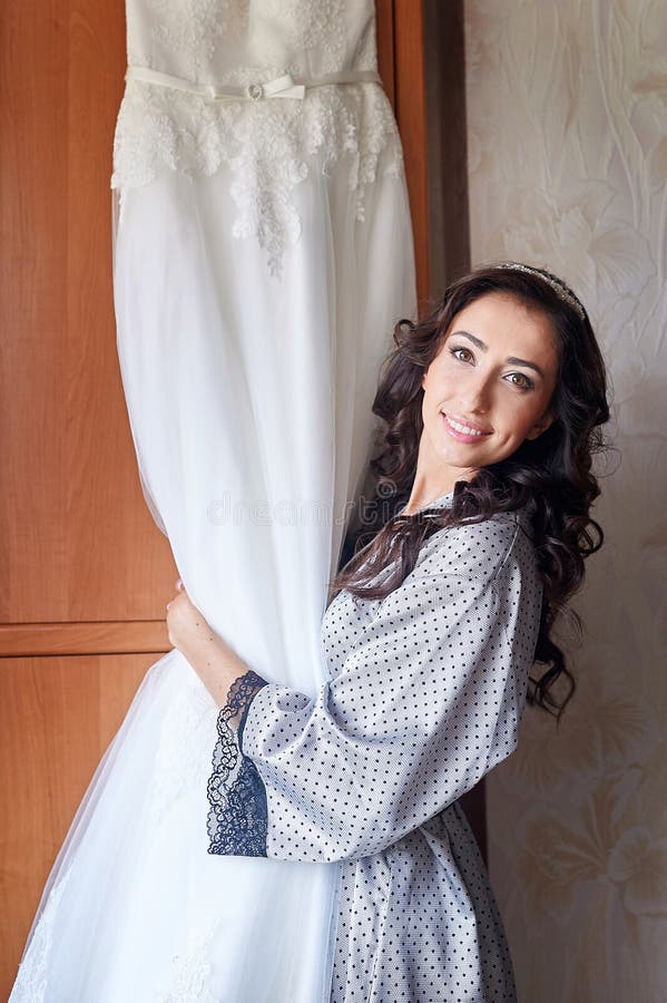 Cosa Portare Alla Sposa La Mattina Del Matrimonio Bella Sposa Di Mattina Del Giorno Delle Nozze Con La Sua Prova Del