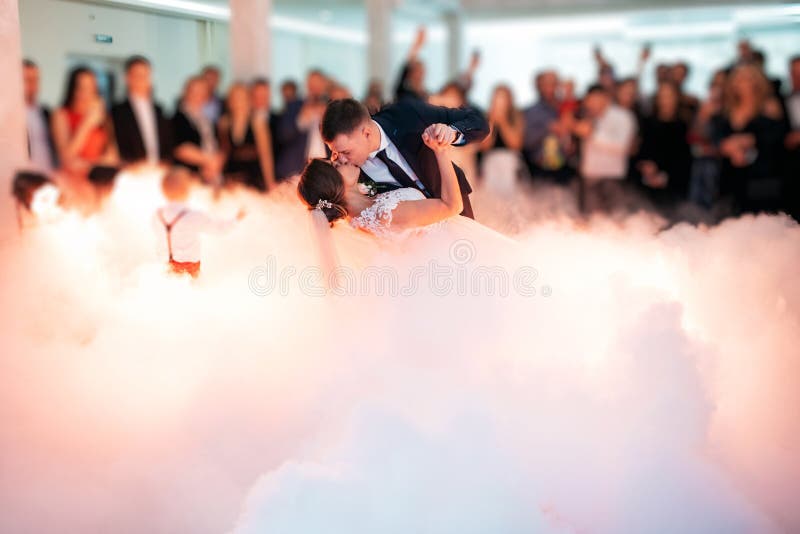 Bella sposa e sposo bello che ballano in primo luogo ballo alla festa nuziale immagini stock Bella sposa e sposo bello che ballano in primo luogo ballo alla festa nuziale immagini stock