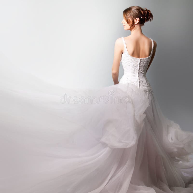 Bella sposa in un vestito da cerimonia nuziale lussuoso fotografie stock Bella sposa in un vestito da cerimonia nuziale lussuoso fotografie stock