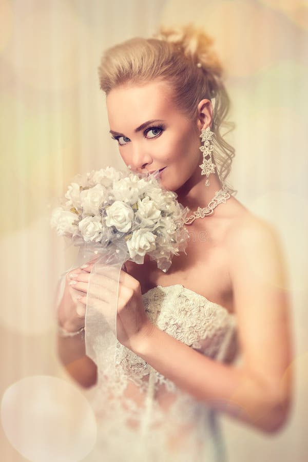 Bella sposa in vestito da sposa bianco elegante dal pizzo immagine stock libera da diritti Bella sposa in vestito da sposa bianco elegante dal pizzo immagine stock libera da diritti