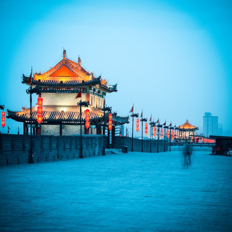 Torre antica del portone sulla parete della città in xian immagini stock Torre antica del portone sulla parete della città in xian immagini stock