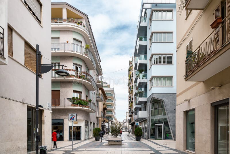 Bella via nella città di Pescara fotografia stock libera da diritti