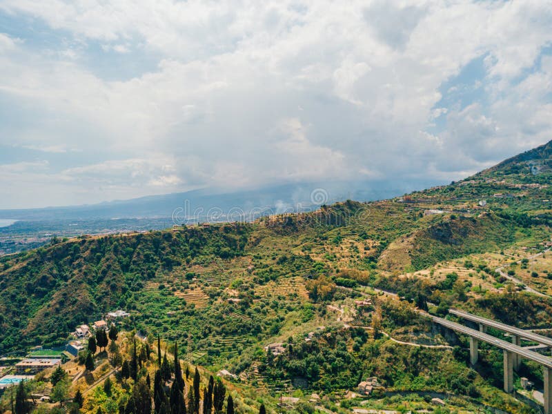 Bella vista aerea della città di Taormina in Sicilia, Italia dal mare fotografie stock Bella vista aerea della città di Taormina in Sicilia, Italia dal mare fotografie stock