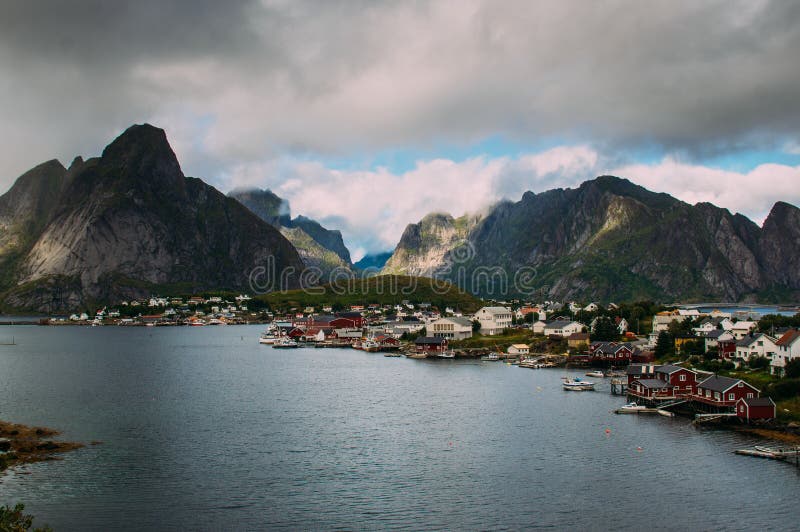 Bella vista al Reine ed alle montagne, isole di Lofoten, Norvegia fotografie stock Bella vista al Reine ed alle montagne, isole di Lofoten, Norvegia fotografie stock