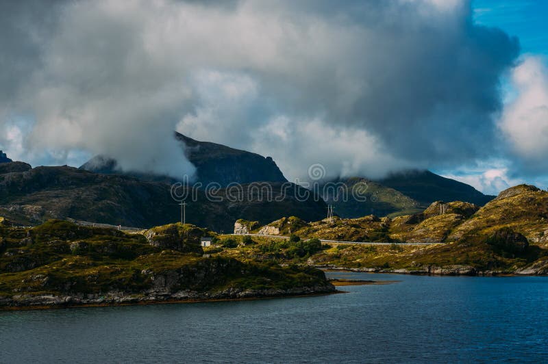 Bella vista al Sund ed alle montagne, isole di Lofoten, Norvegia fotografia stock libera da diritti Bella vista al Sund ed alle montagne, isole di Lofoten, Norvegia fotografia stock libera da diritti